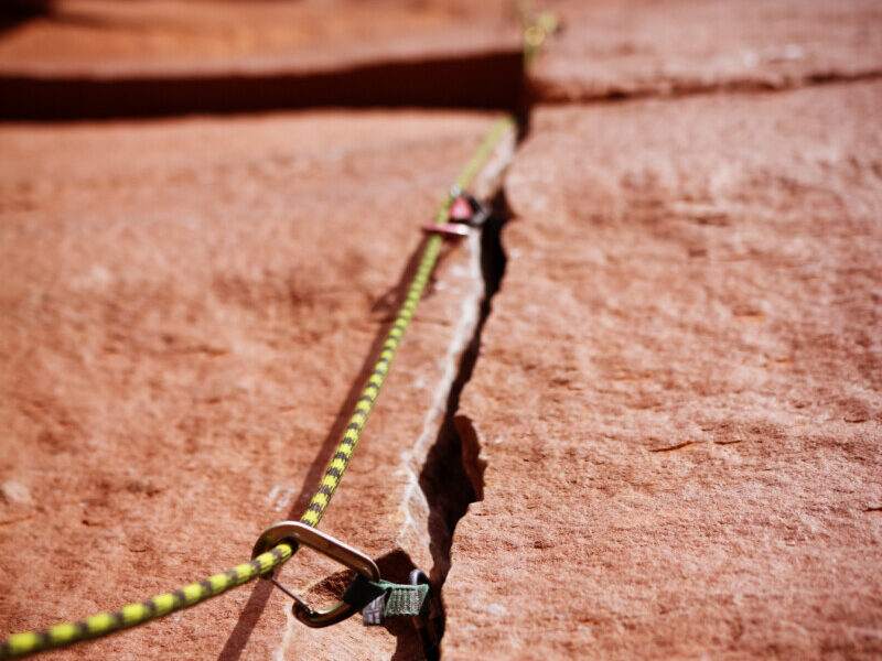 rope-and-climbing-aid-in-crack